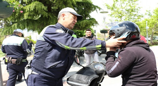 Kahramanmaraş'ta motosiklet sürücülerine kask dağıtıldı